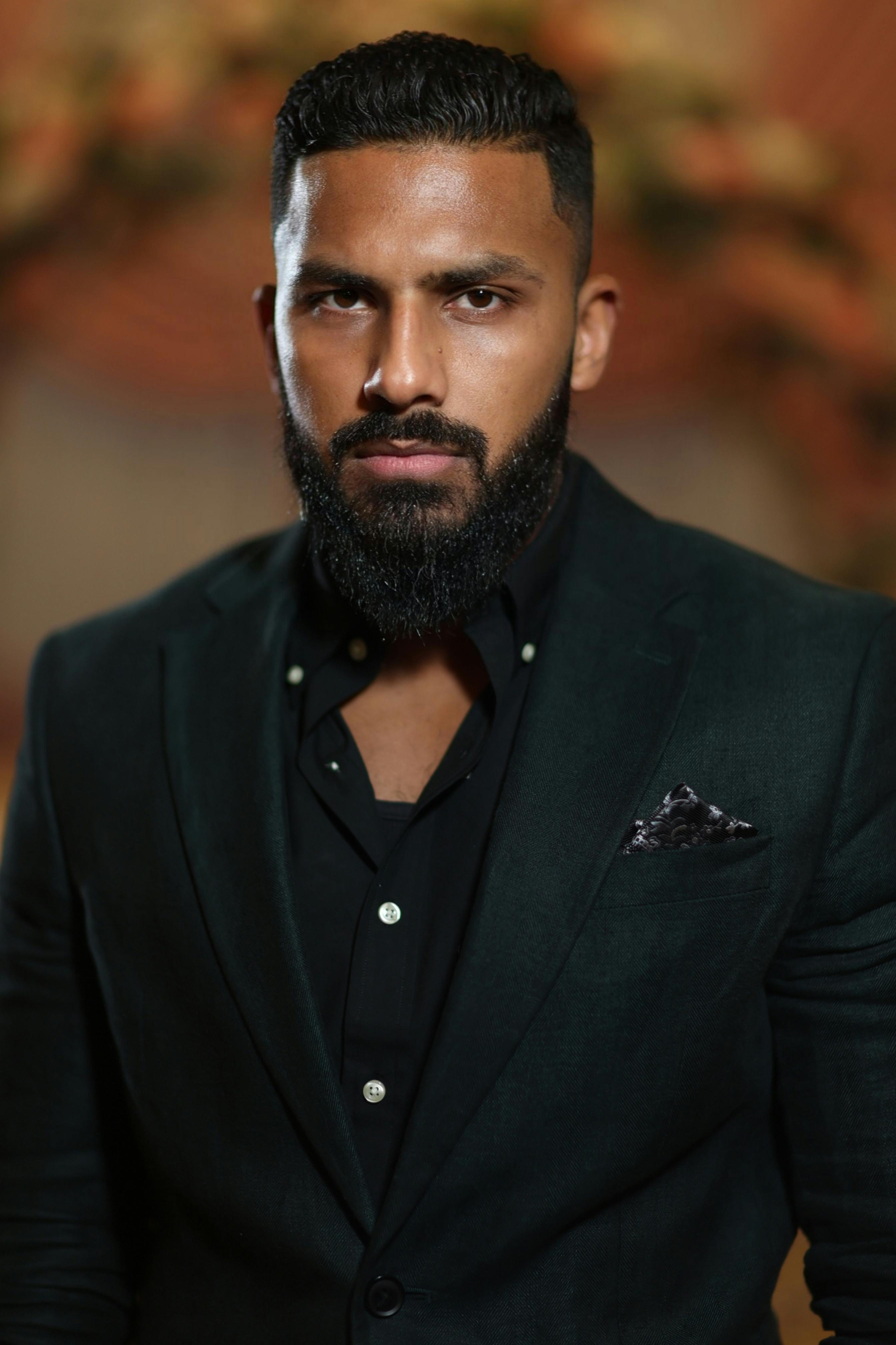 A serious man in a suit | Source: Pexels