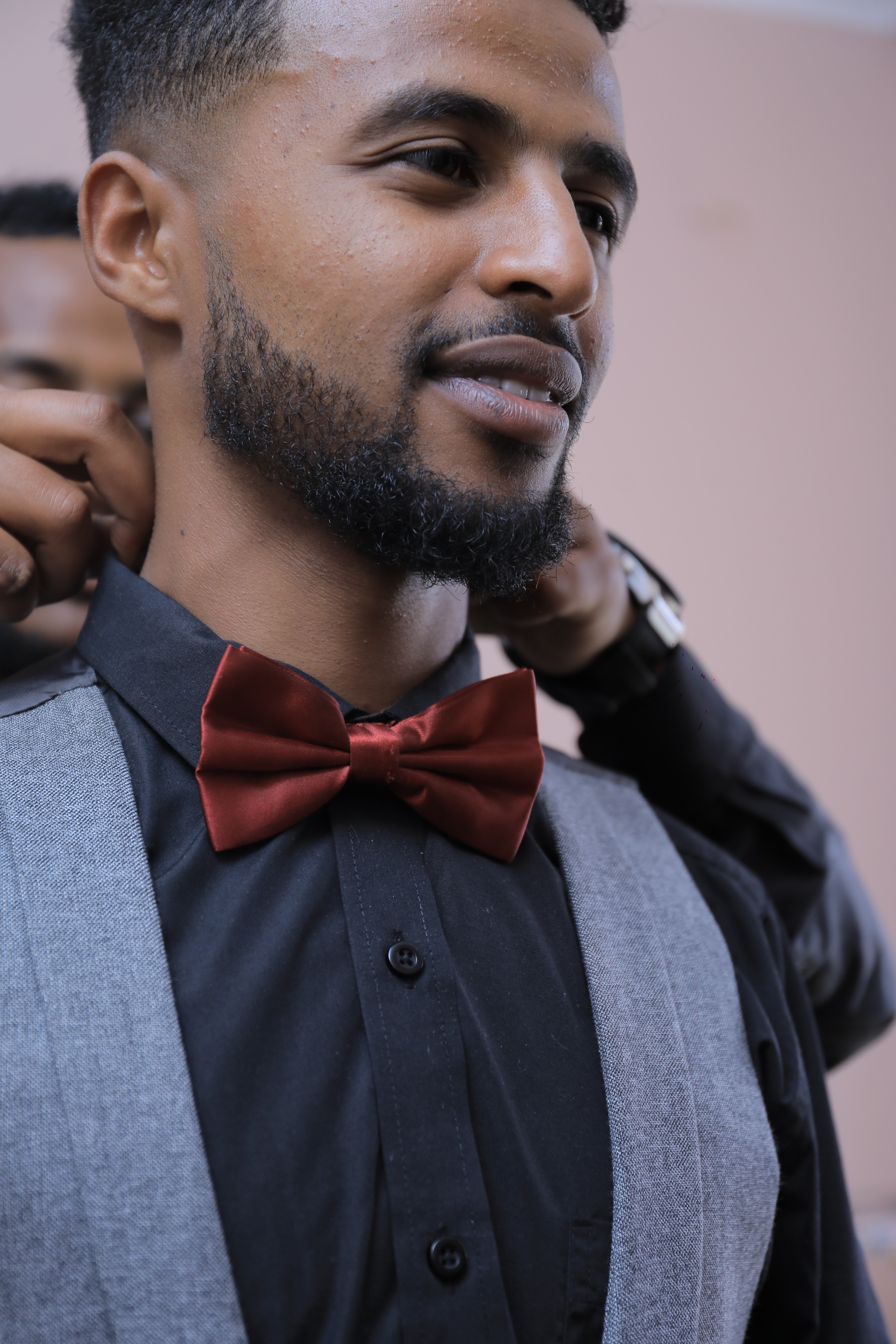 The stranger helped the man tie his bow tie. | Photo: Pexels