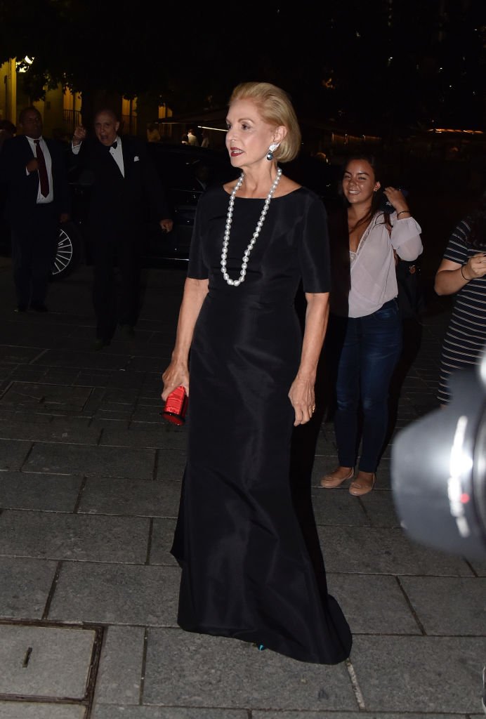Carolina Herrera con vestido negro en los premios "Personaje del Año", Madrid, 2018. | Foto: Getty Images