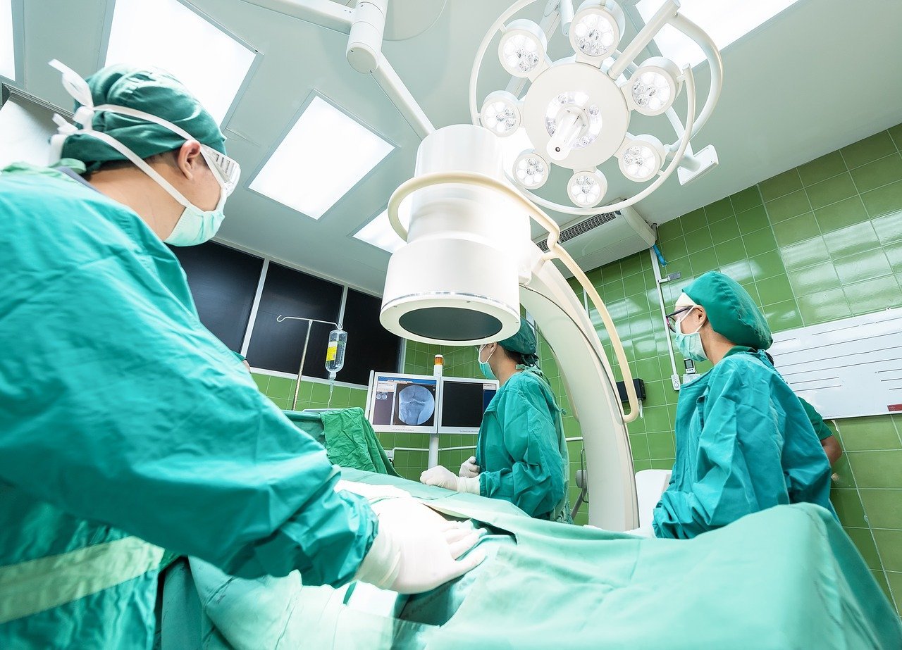 Doctores operando. | Foto: Pixabay 