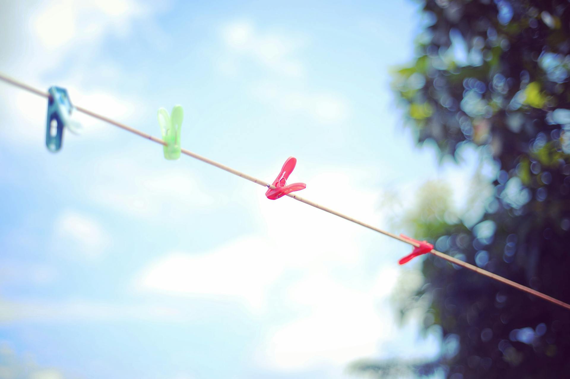 Clothespins on a clothesline | Source: Pexels