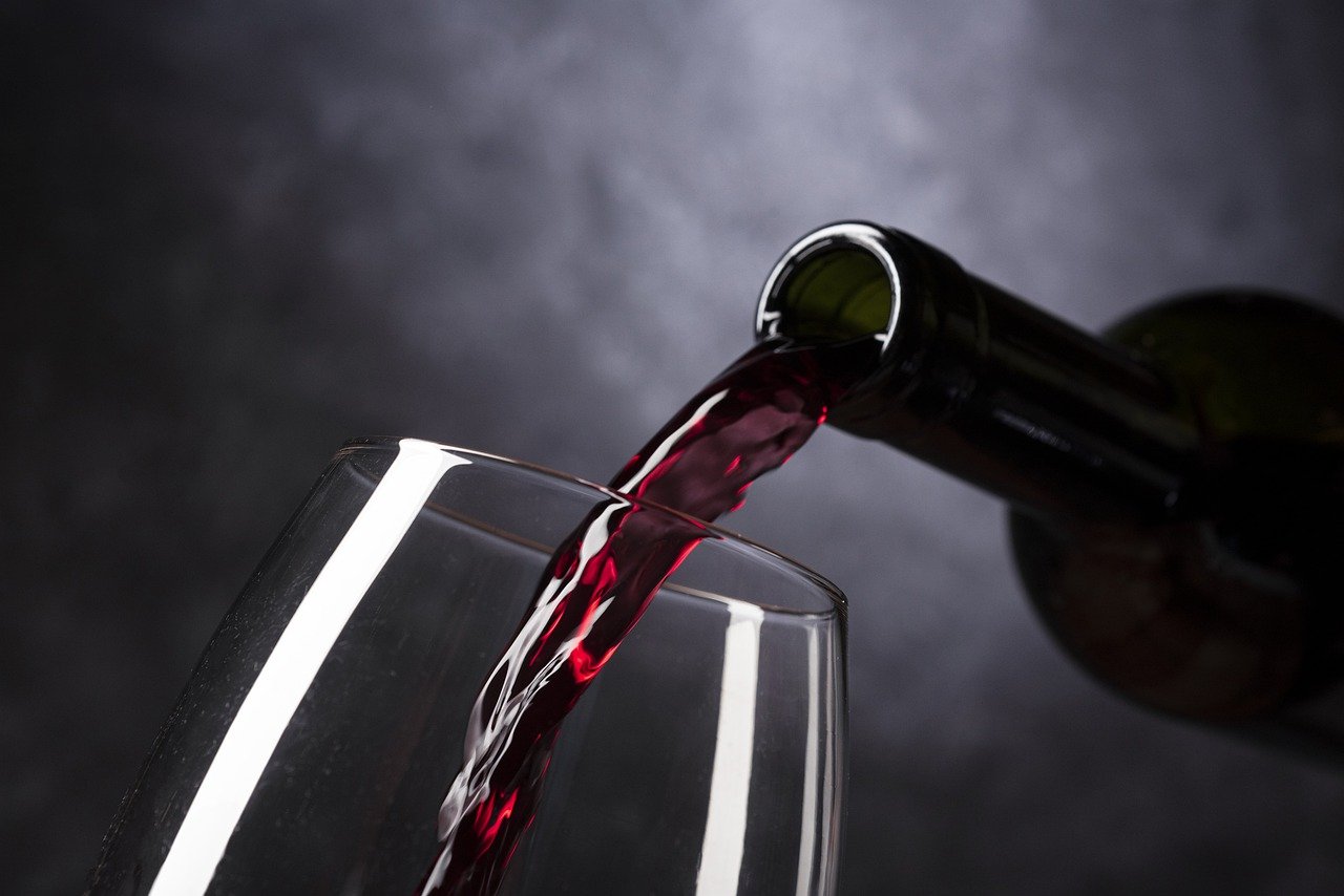 Sirviendo vino en una copa. |  Foto: Pixabay