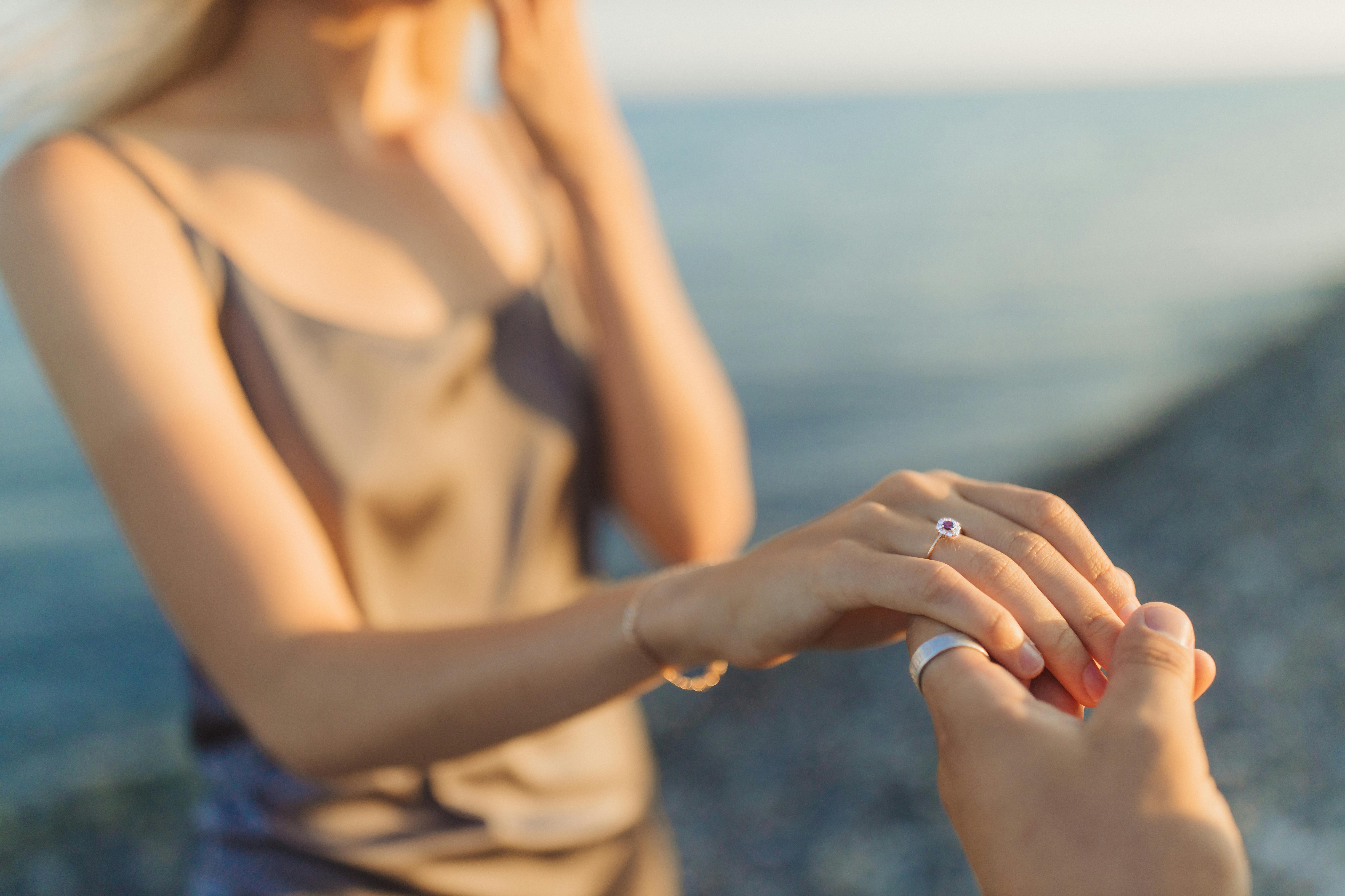 Proposal with a beautiful ring | Source: Pexels
