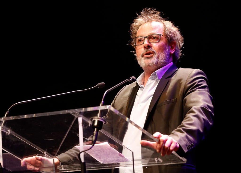 L'humoriste Christophe Aleveque s'exprime sur scène lors d'un rassemblement contre le parti d'extrême droite Front national (FN), le 2 mai 2017 à la Philarmonie de Paris. | Photo : Getty Images