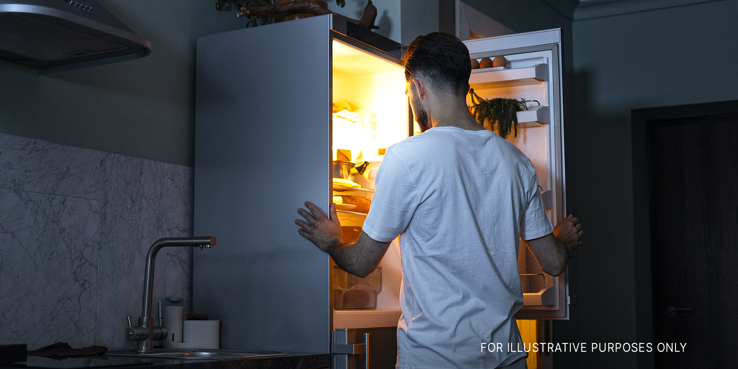 A man looking for snacks in the fridge | Source: Freepik
