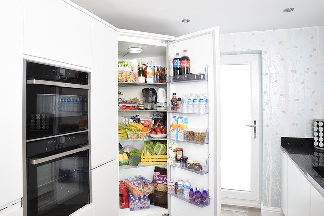 Refrigerador abierto con comida. | Foto: Pixabay