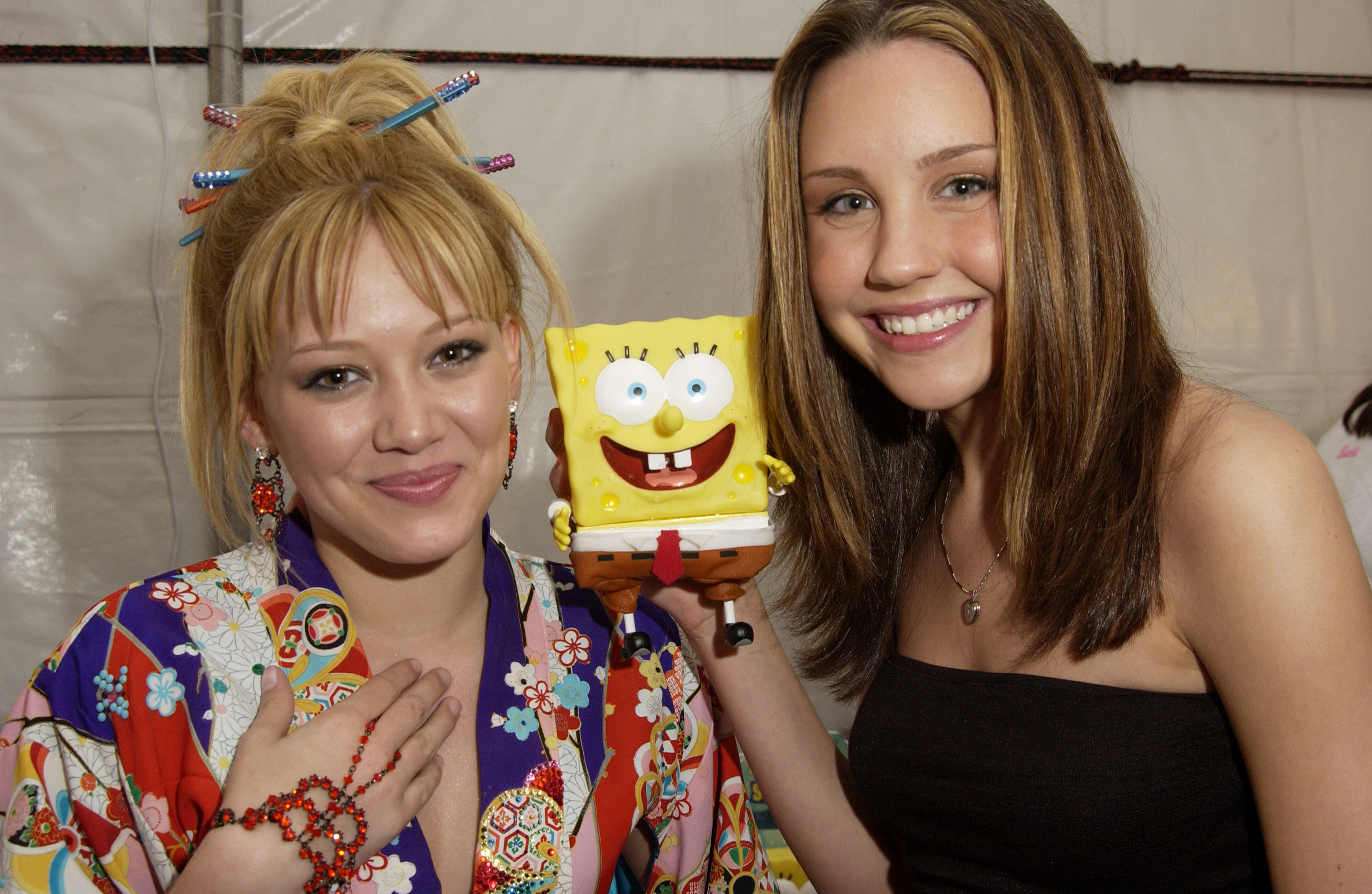 Hilary Duff and Amanda Bynes with Sponge Bob Square Pants on April 20, 2002 | Source: Getty Images