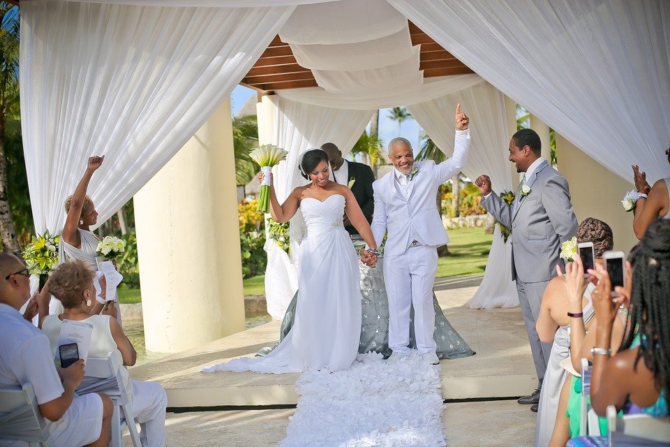 Pareja de recién casados en su boda. | Imagen: Pixabay