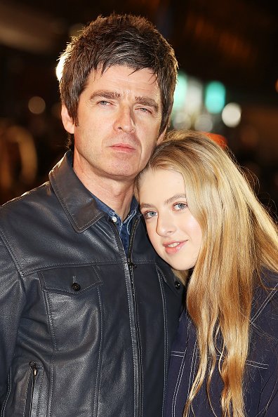 Noel Gallagher (L) et sa fille Anais Gallagher, le 28 octobre 2015 à Londres, Angleterre. | Photo : Getty Images