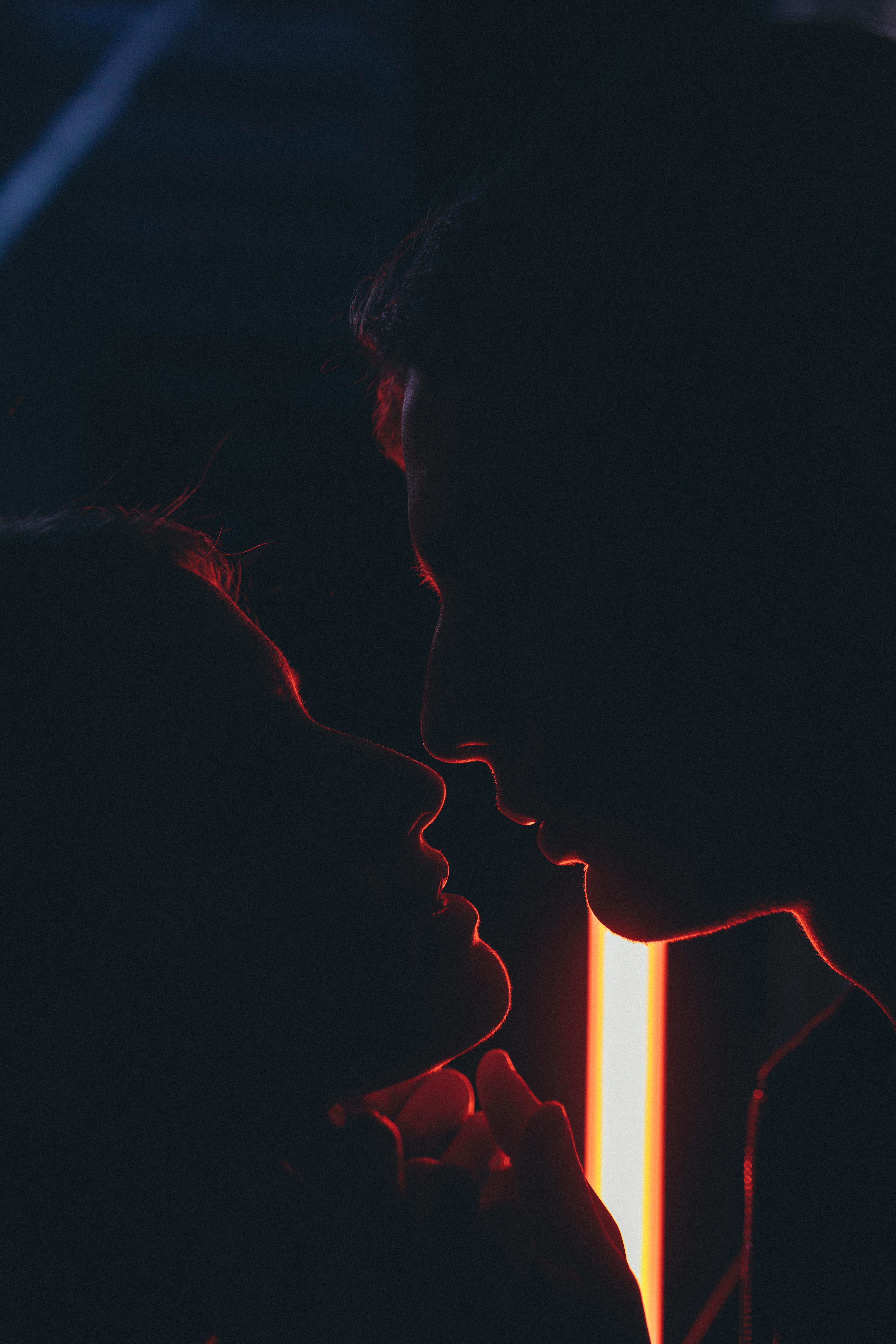 A silhouette of a couple | Source: Pexels