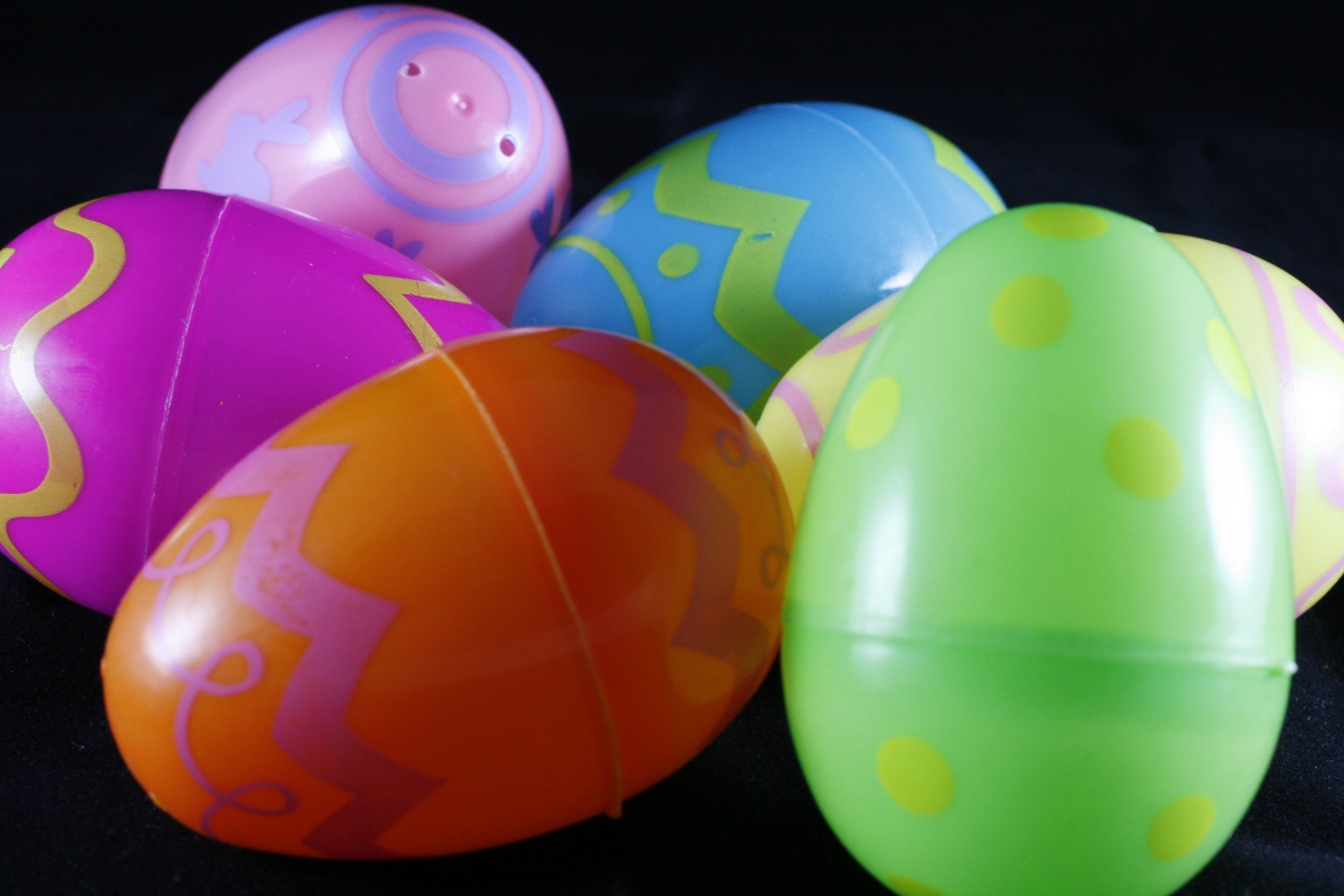 Huevos de plástico decorados. | Imagen: Public Domain Pictures
