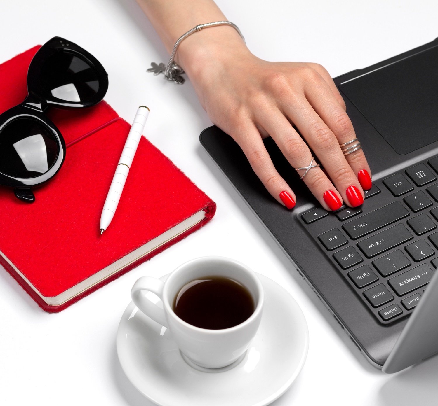 Mujer usando una computadora portátil luciendo un esmalte de uñas rojo. | Foto: Shutterstock Mujer usando una computadora portátil luciendo un esmalte de uñas rojo. | Foto: Shutterstock