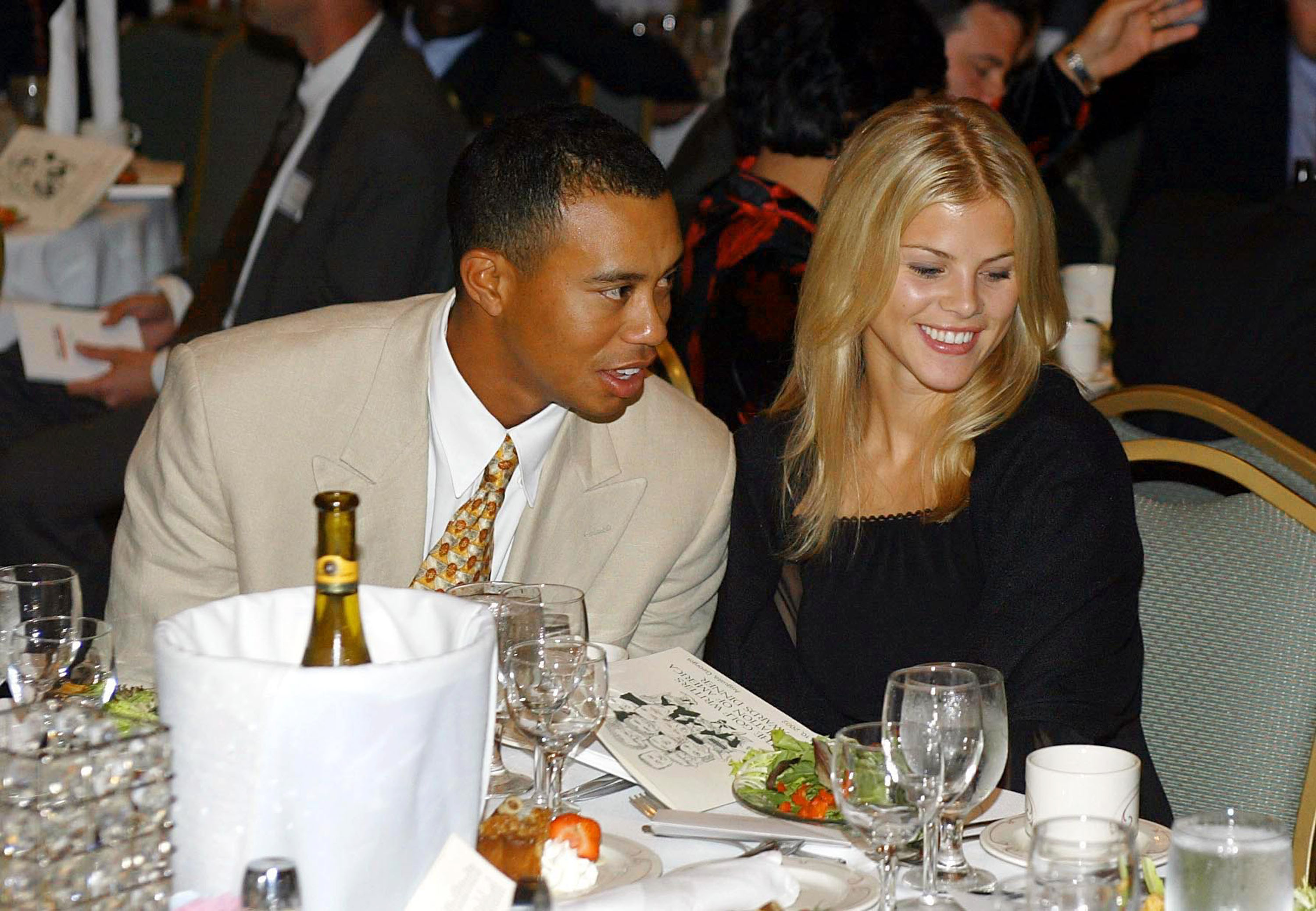 Tiger Woods attends the Golf Writers Association of America Awards Dinner with his then girlfriend, Elin Nordegren, on April 10, 2002 | Source: Getty Images