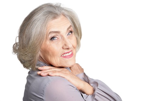 Une femme mûre bien maquillée et souriante | Source : Getty Images