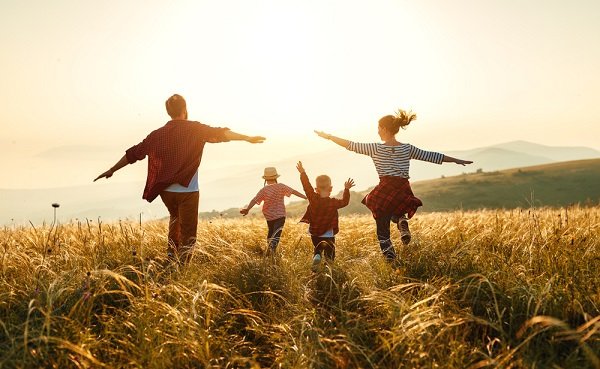 Familia corriendo en una pradera. | Foto: Shutterstock