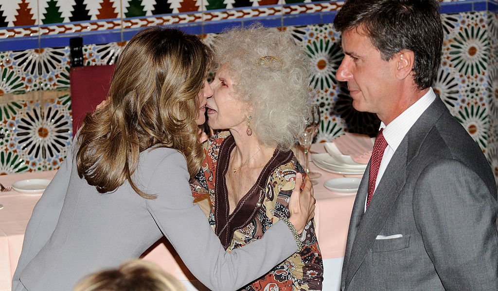 Letizia de España, Cayetana Fitz-James Stuart y Cayetano Martínez de Irujo el 4 de mayo de 2010 en Madrid, España. | Imagen: Getty Images