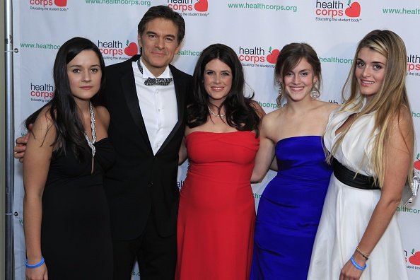 Arabella Oz, Dr. Mehmet Oz, Lisa Oz, Zoe Oz and Daphne Oz at Pier 60 on April 21, 2010 in New York City. | Photo: Getty Images