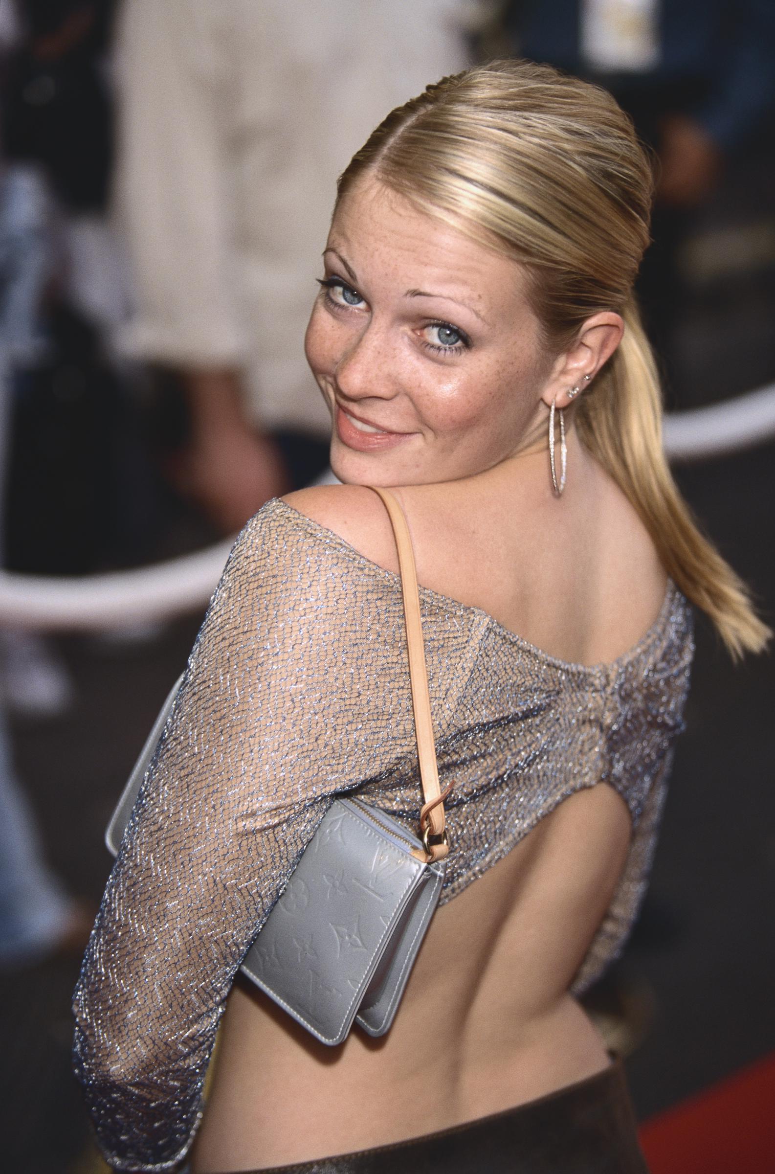 The child star looking over her shoulder in 2002. | Source: Getty Images