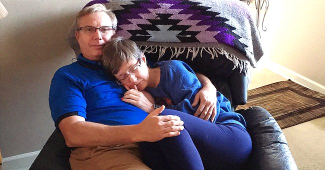 A woman with dementia does not remember her husband but still cuddles with him | Photo: Twitter/keenertaylor