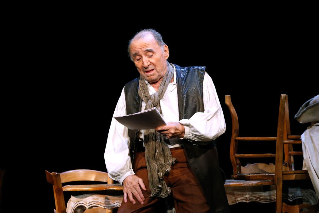 Claude Brasseur dans "L'indigent Philosophe ou la philosophie de la joie" 2017, Paris. | Source : Getty Images