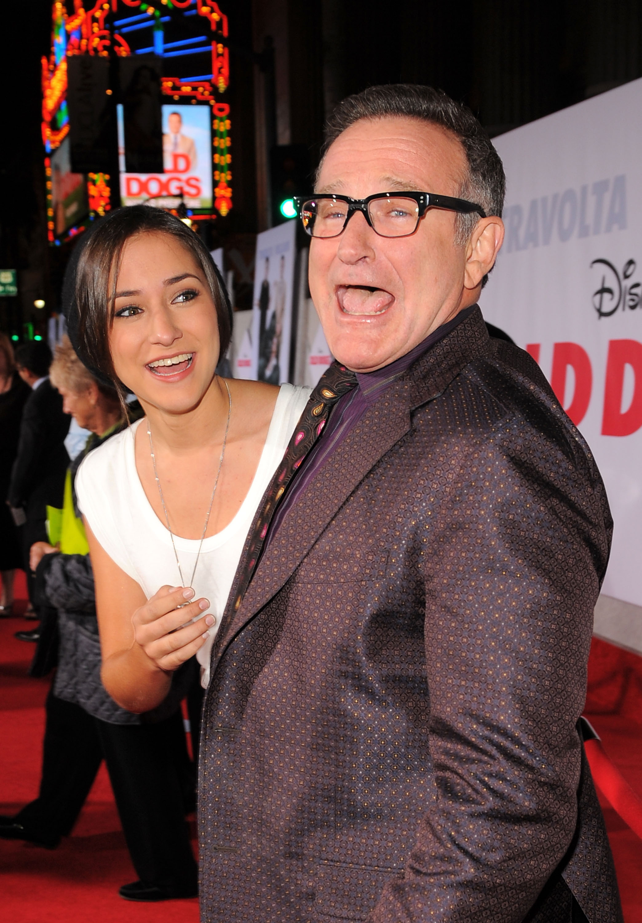 Zelda Williams (L) and Robin Williams arrive at the premiere of Walt Disney Pictures' "Old Dogs" held at the El Capitan Theatre on November 9, 2009 in Hollywood, California | Source: Getty Images
