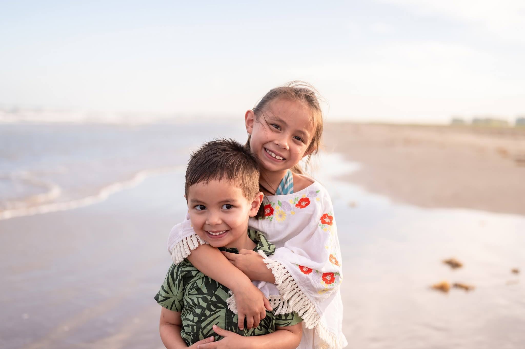 Max and Maya smiling for a sweet sibling photo. | Source: Facebook/Ly Mai
