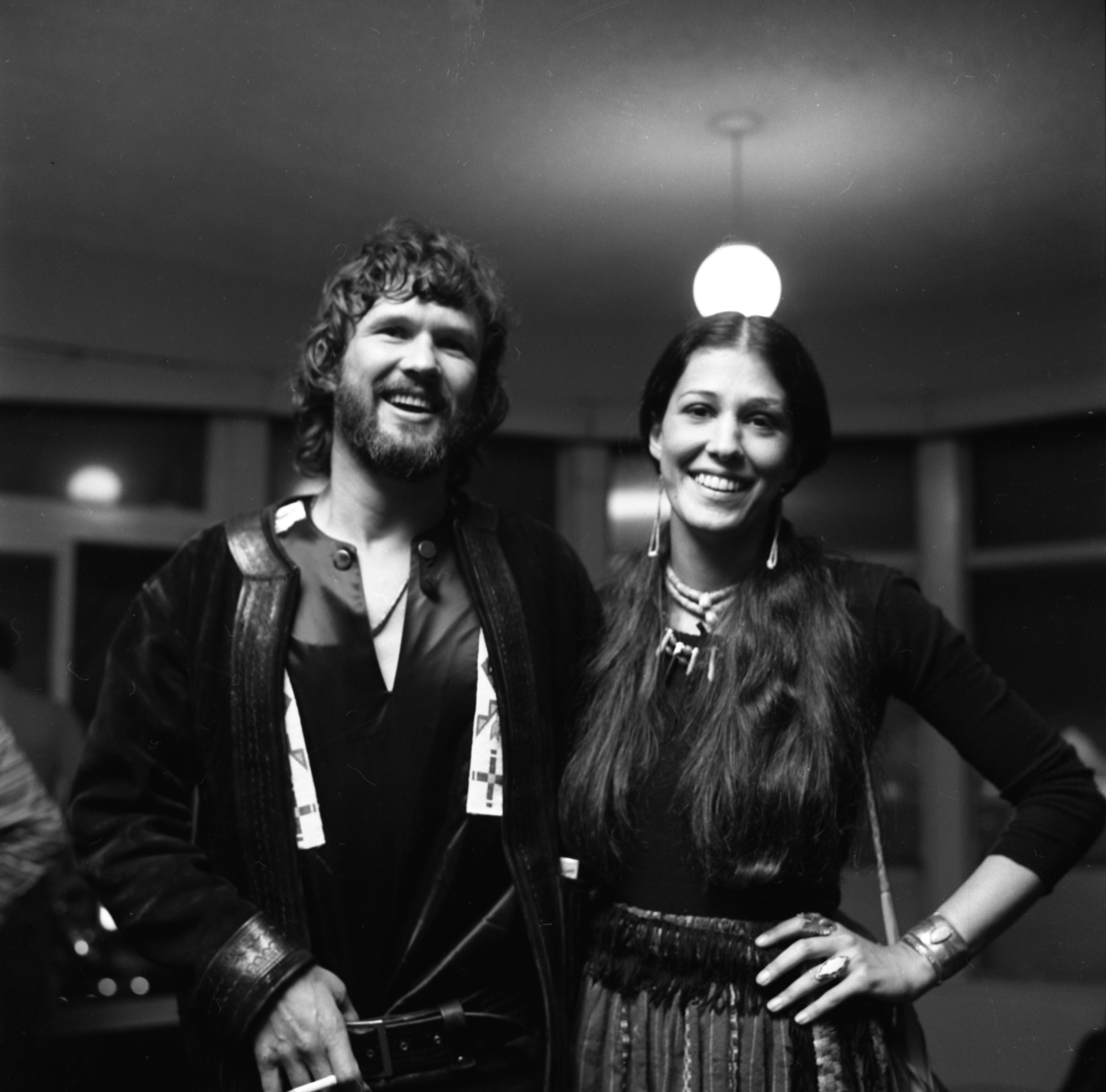 Kris Kristofferson and his girlfriend backstage at the Troubadour on March 29, 1972, in Los Angeles, California | Source: Getty Images