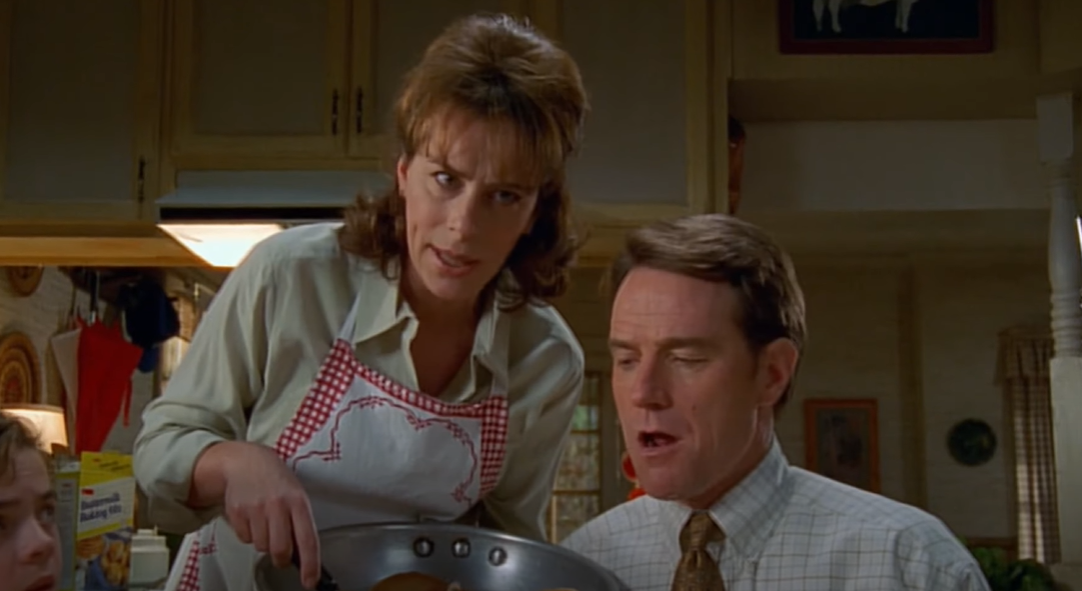 Screenshot of an episode of "Malcolm in the Middle" showing Jane Kaczmarek as Lois and Bryan Cranston as Hal | Source: Youtube/Channel 4