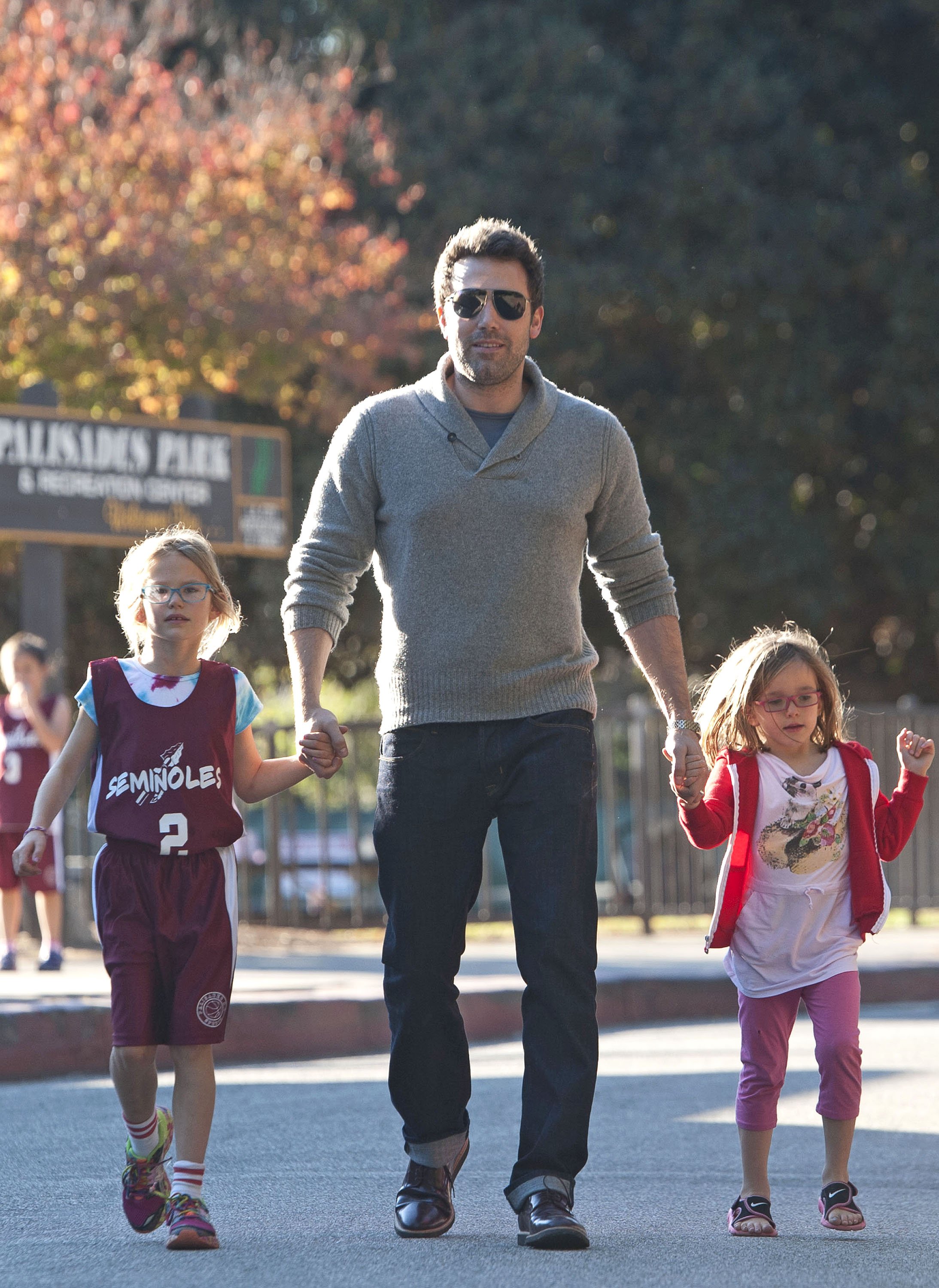 Ben Affleck with his daughters, Violet and Seraphina Affleck, at Pacific Pallisades Park on November 24, 2013, in Los Angeles, California | Source: Getty Images