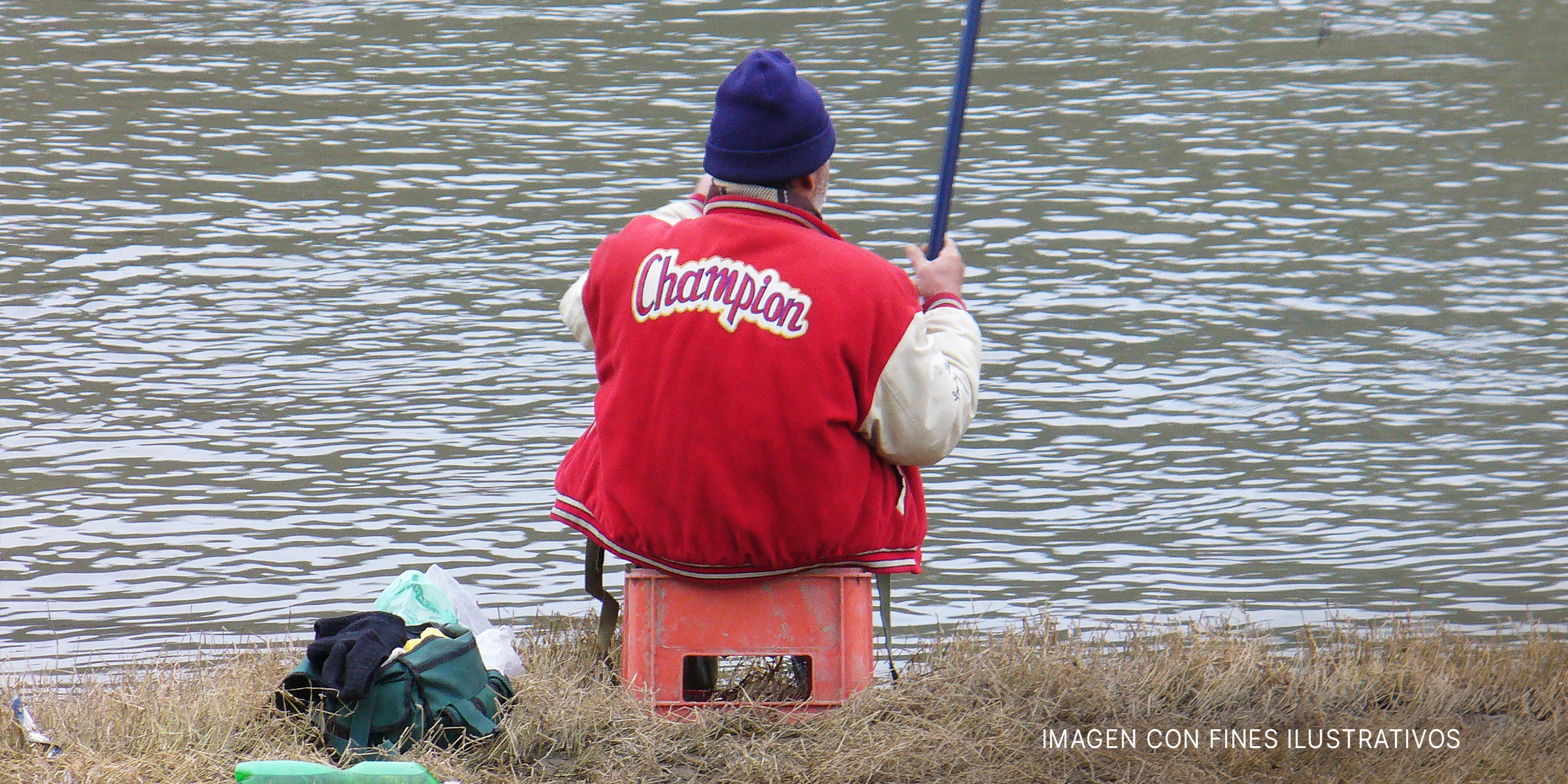Un hombre mayor pescando en un río. | Foto: Flickr.com/Novica (CC BY-SA 2.0)
