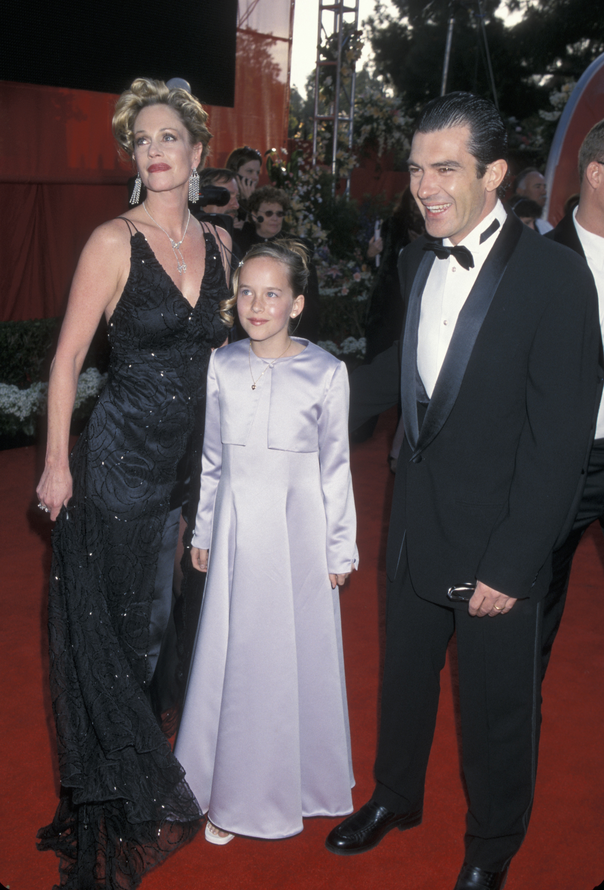 Melanie Griffith, Dakota Johnson, and Antonio Banderas at the 72nd Annual Academy Awards on March 26, 2000 | Source: Getty Images