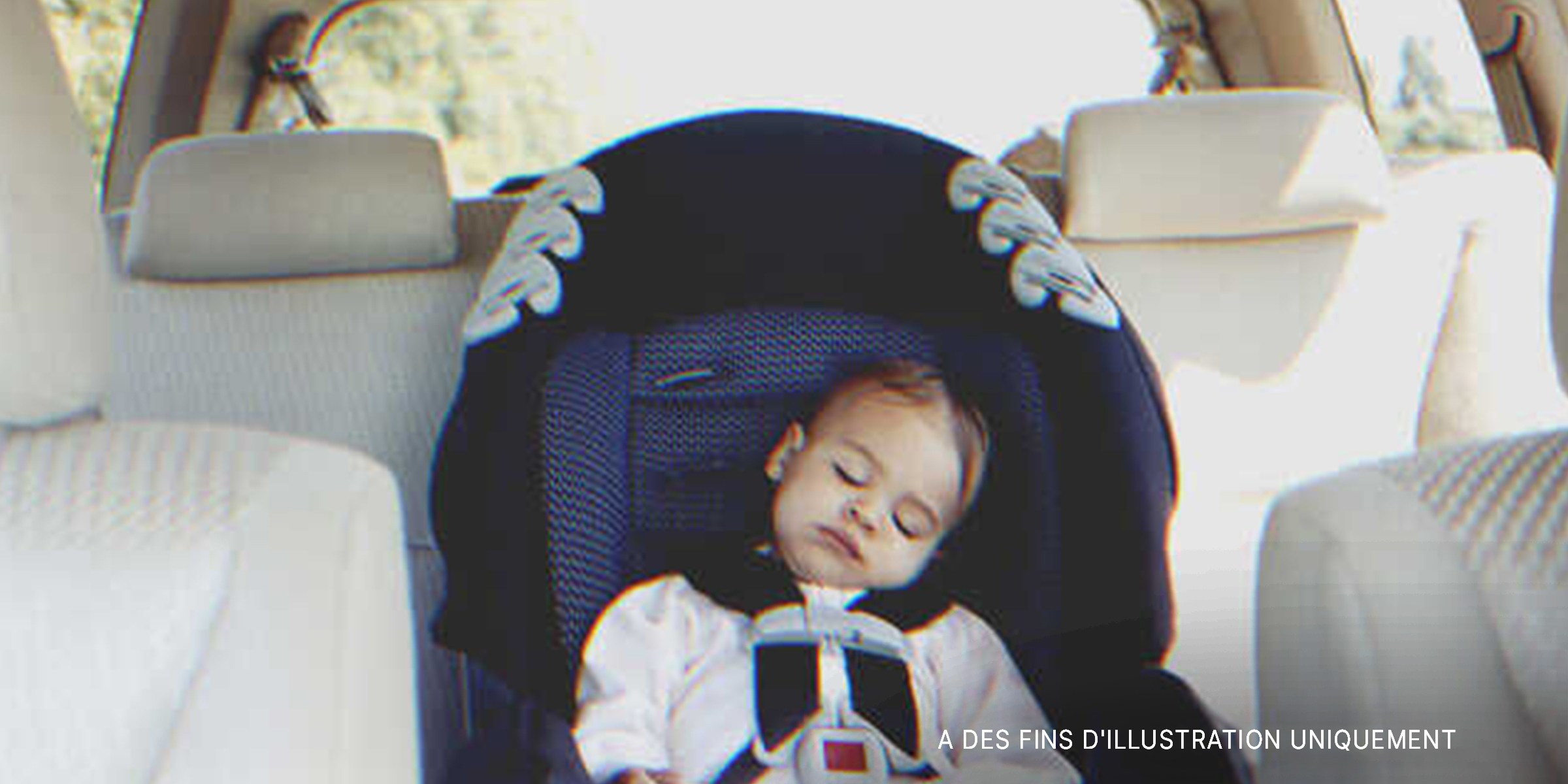 Un bébé endormi sur la banquette arrière d'une voiture | Source : Getty Images