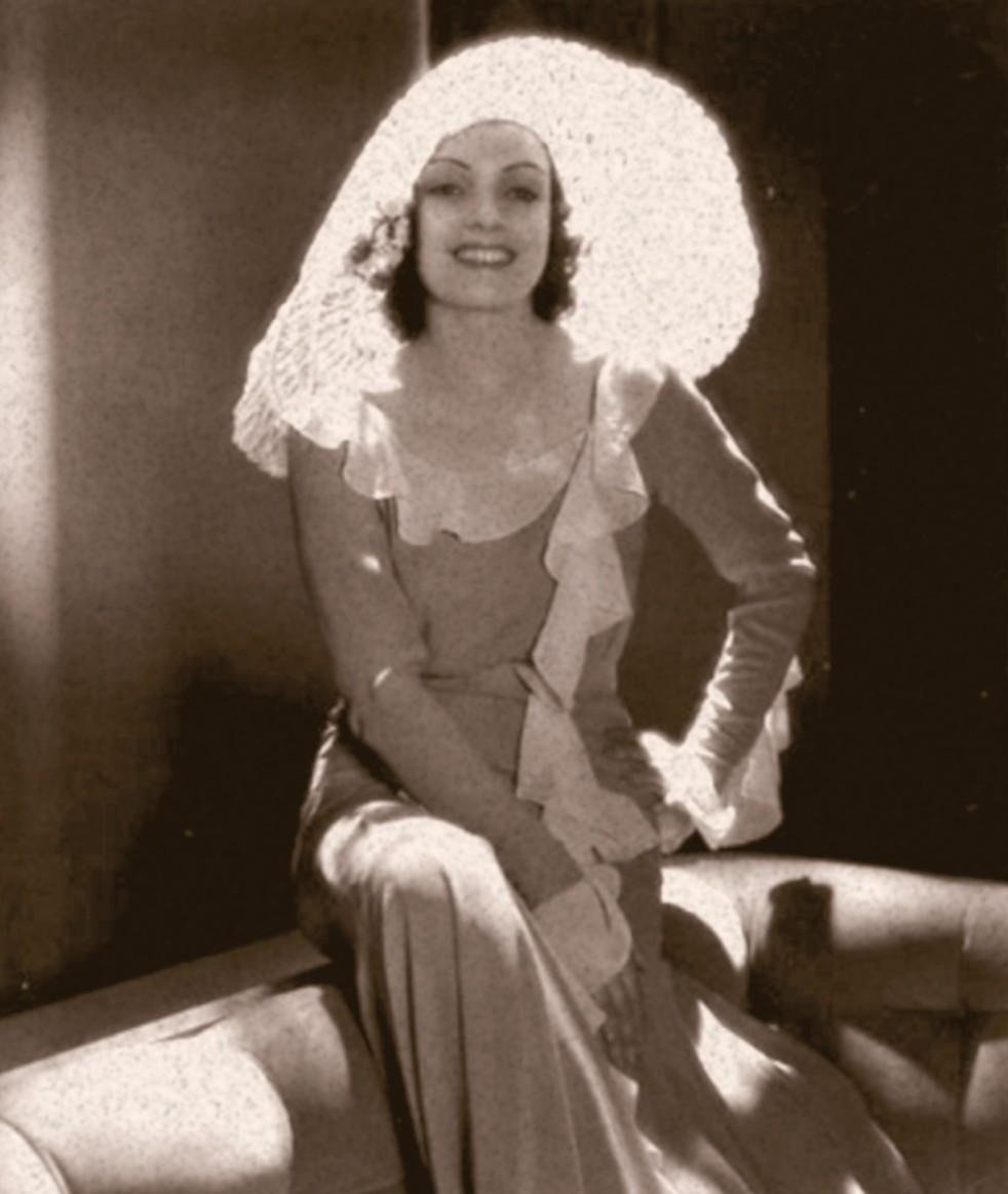 Conchita Montenegro, famosa actriz española, vistiendo un sombrero y vestido largo. Año 1934. | Imagen: Flickr Conchita Montenegro, famosa actriz española, vistiendo un sombrero y vestido largo. Año 1934. | Imagen: Flickr