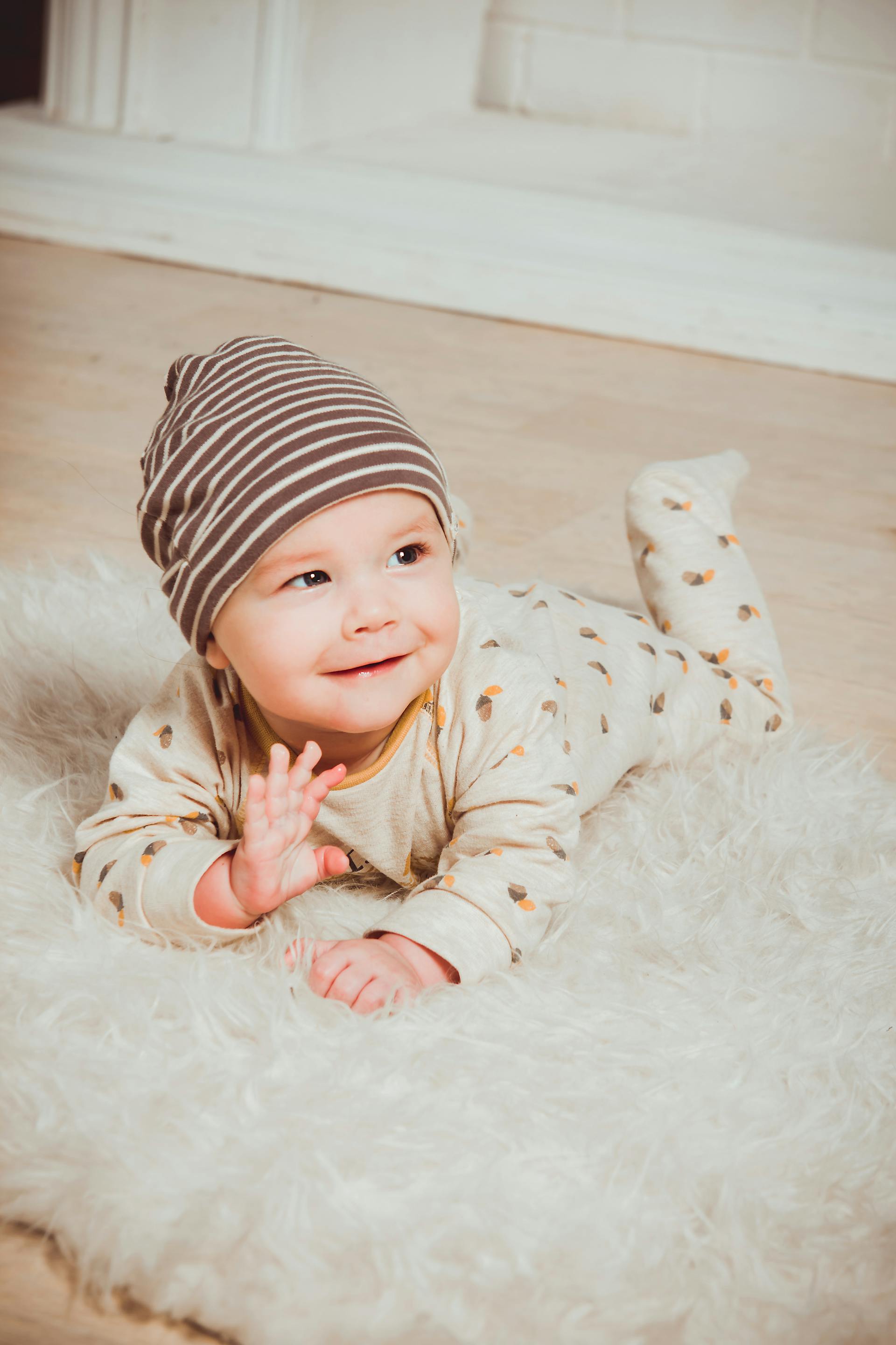 A smiling baby on a mat | Source: Pexels