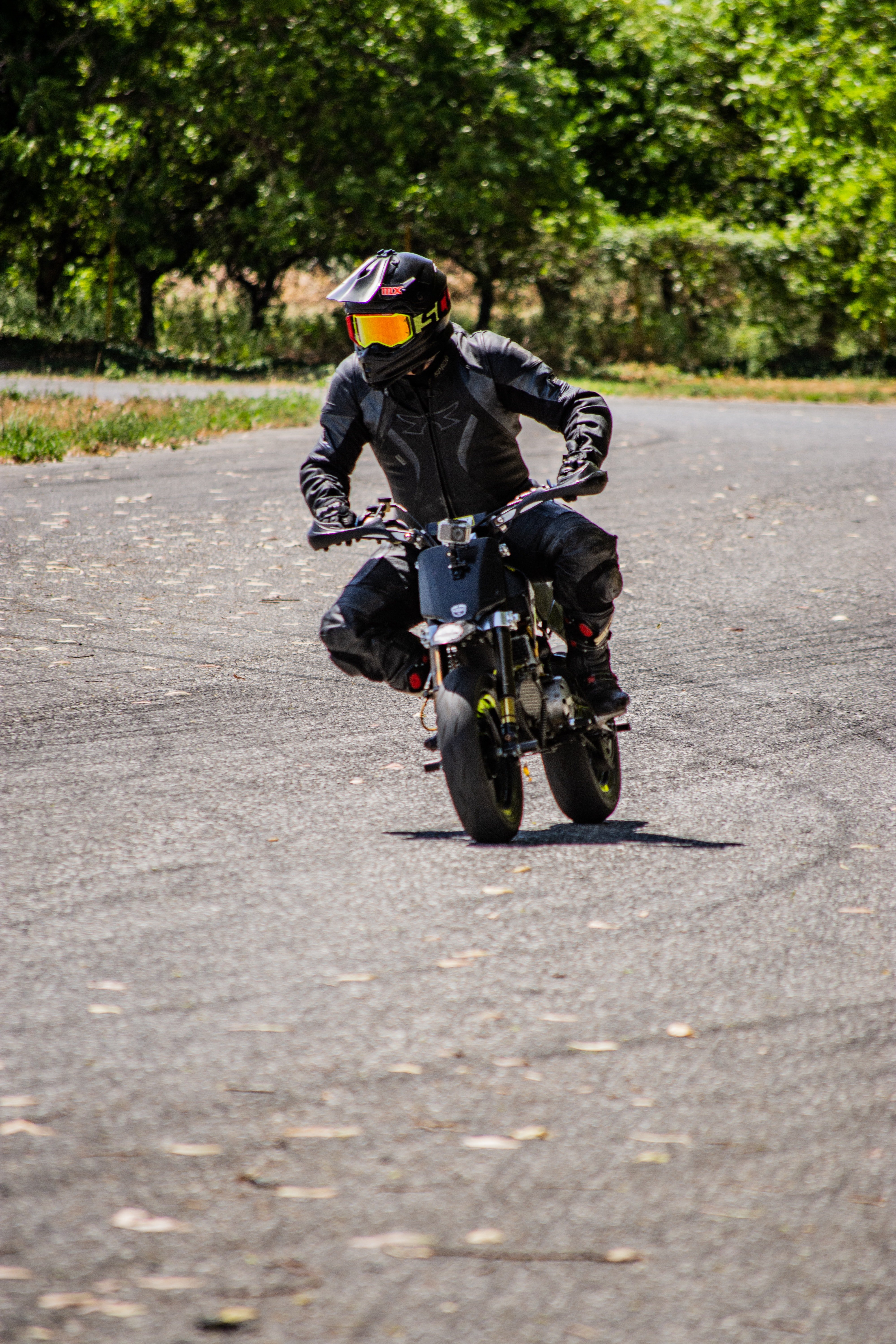 Man riding a moped with full speed. | Photo: Pexels