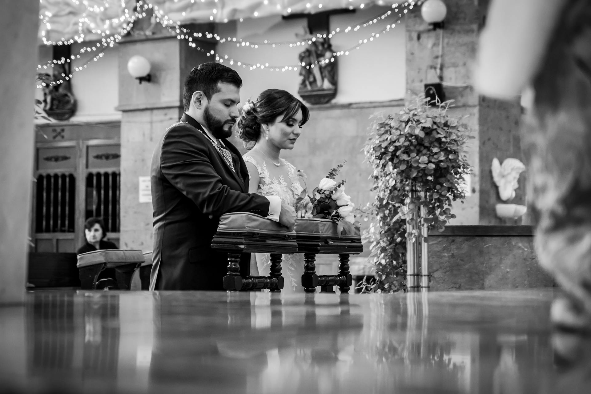 A couple at the altar | Source: Pexels