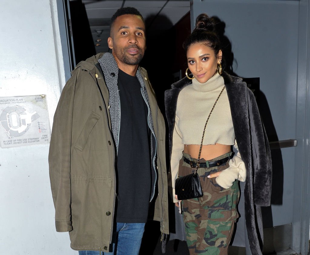 Actress Shay Mitchell and Matte Babel at a basketball game between the Los Angeles Clippers and the Atlanta Hawks at Staples Center on January 8, 2018 | Photo: Getty Images