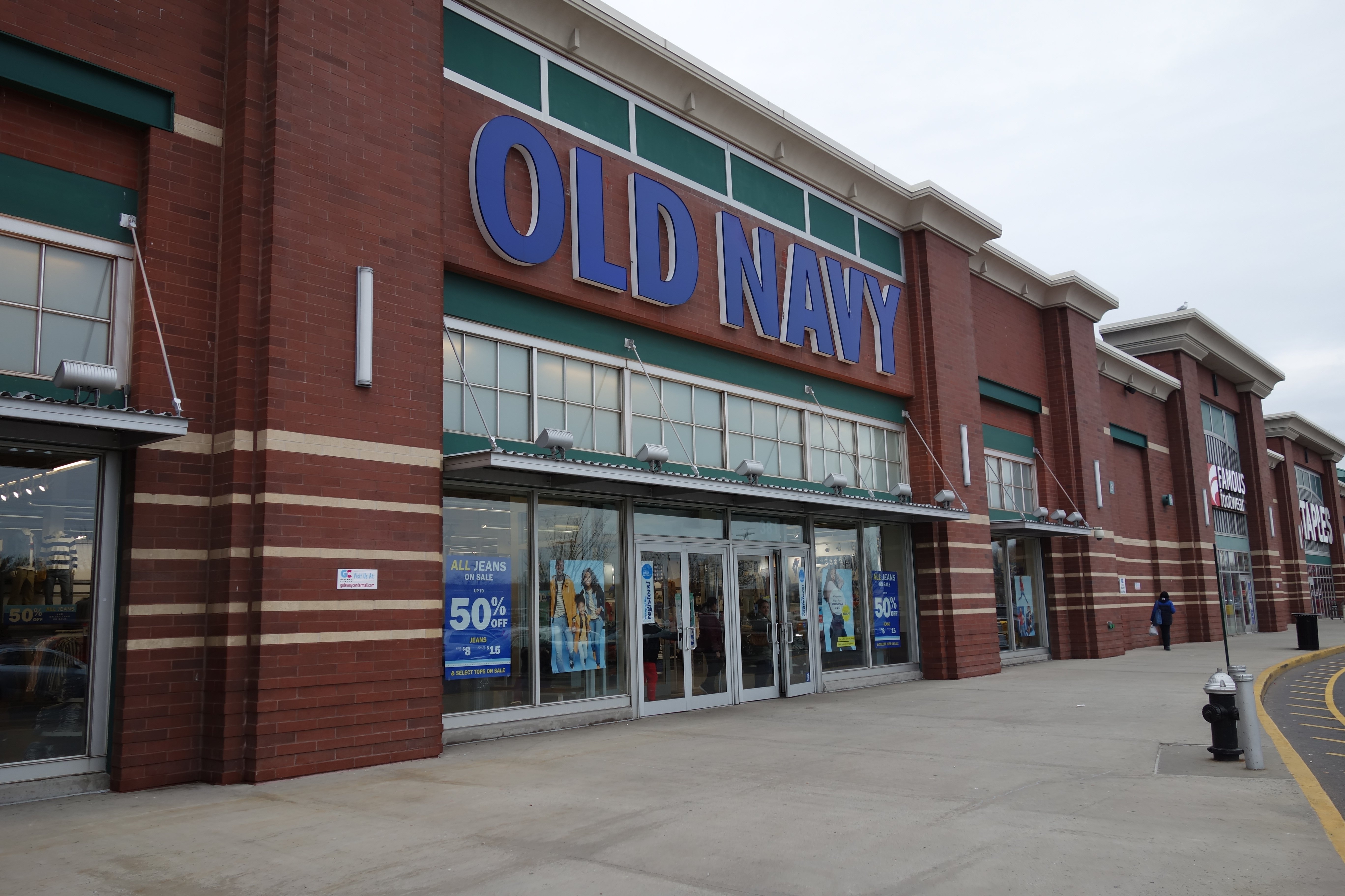 The Old Navy store of the Gateway Center South mall, on Gateway Plaza west of Erskine Street in Spring Creek, Brooklyn. | Source: Wikimedia Commons