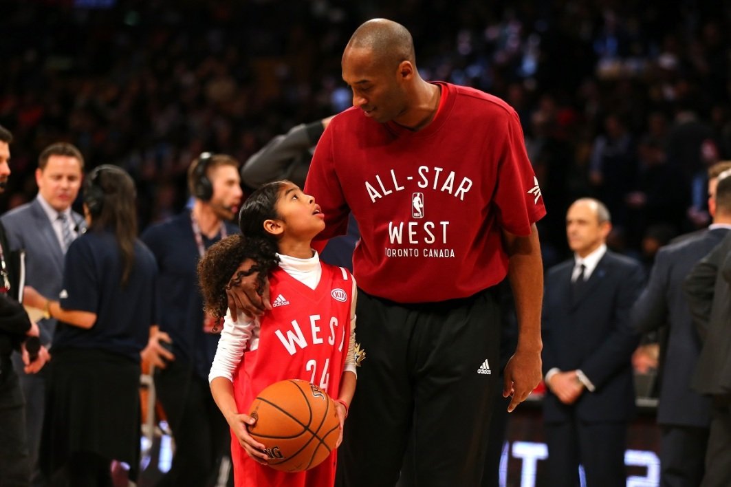 Le Basketteur Kobe Bean Bryant en compagnie de sa Fille Gianna au All Star Game 2016 | Photo : Getty Images