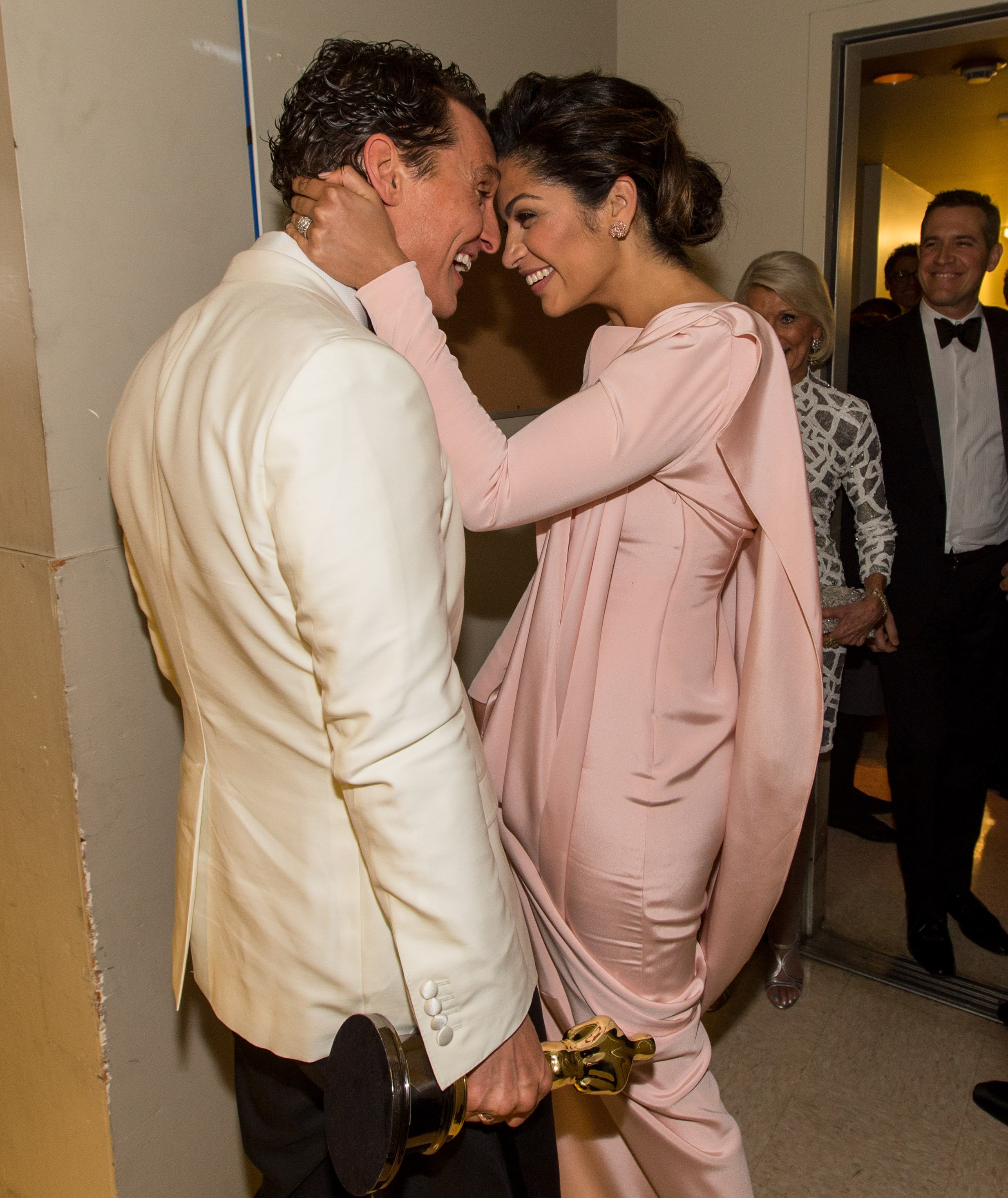 Matthew McConaughey and Camila Alves share a special moment backstage at the Oscars in Hollywood, California, March 2, 2014. | Source: Getty Images 