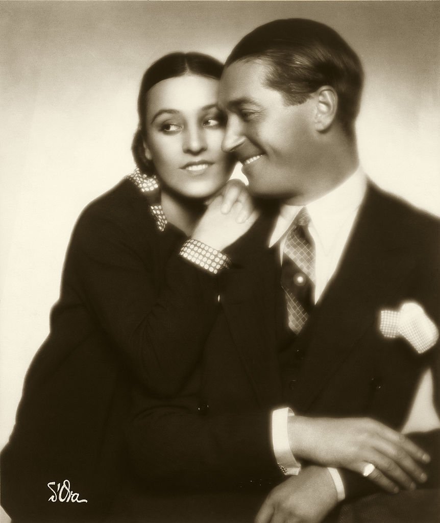 L'acteur et chanteur français Maurice Chevalier (1888 - 1972) avec sa femme, l'actrice Yvonne Vallée (1899 - 1996) à Londres, 1930. | Getty Images