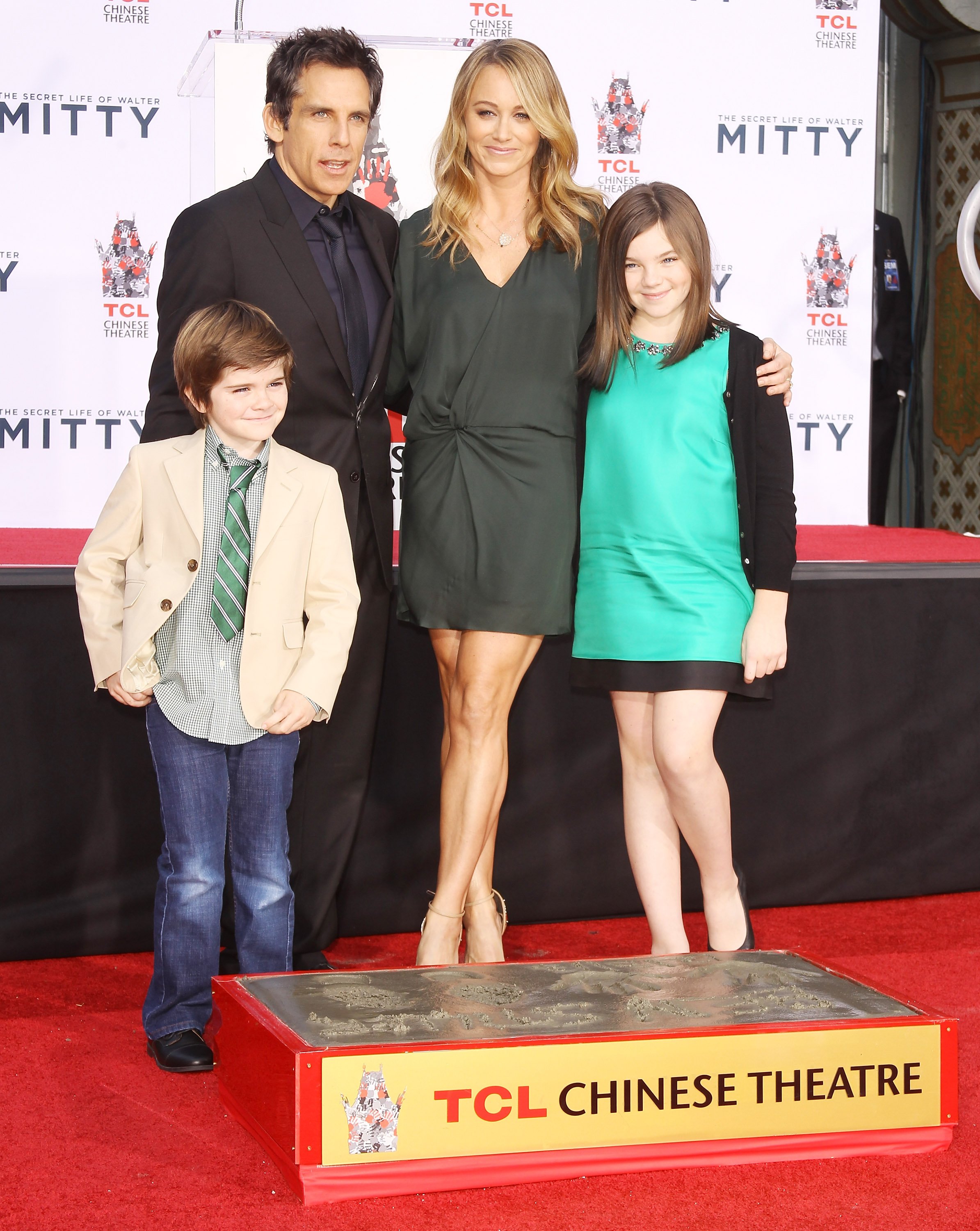 Ben Stiller, Christine Taylor ve çocukları ile birlikte 3 Aralık 2013'te Hollywood, California'da TCL Chinese Theatre'da Ben Stiller anısına düzenlenen el ve ayak izi törenine katıldı |  Kaynak: Getty Images