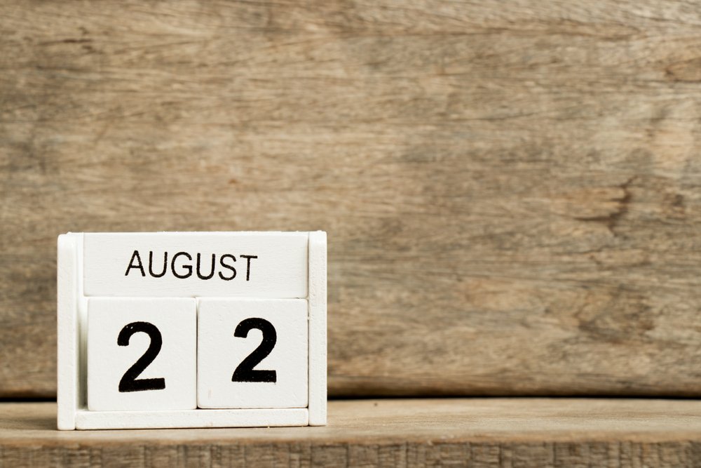 Calendario con la fecha 22 de agosto sobre fondo de madera. | Fuente: Shutterstock Calendario con la fecha 22 de agosto sobre fondo de madera. | Fuente: Shutterstock