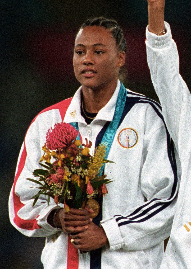 Marion Jones on the podium on September 30, 2000, at the Sydney Olympic Games | Photo: TSGT Rick Sforza/U.S. Air Force/VIRIN: DF-SC-01-00186/Public Domain/Wikimedia Commons