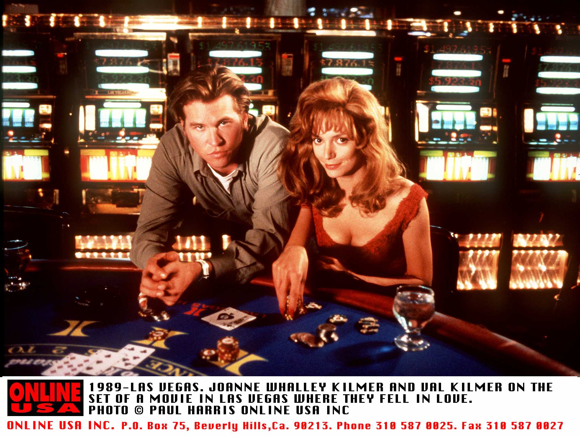 Val Kilmer and the actress photographed on a film set on July 21, 1995, in Las Vegas. | Source: Getty Images