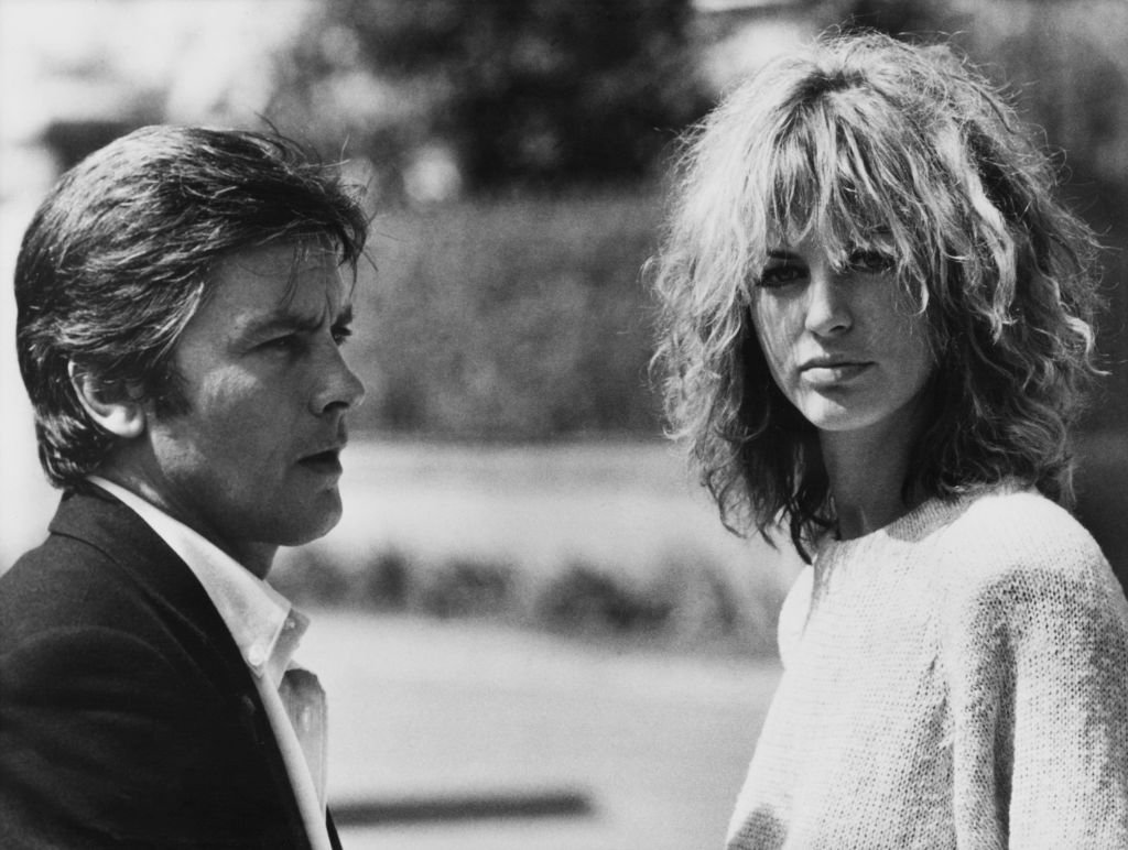Alain Delon et l'actrice italienne Dalila Di Lazzaro sur le tournage du film'Trois hommes à abattre' | Source : Getty Images.
