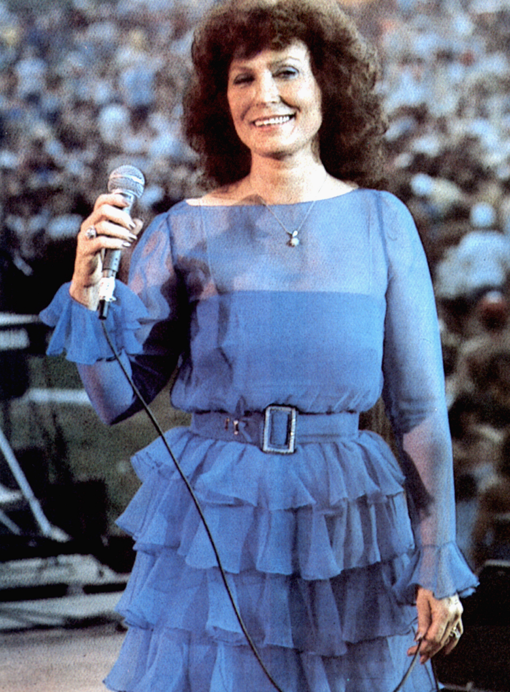 Loretta performing live in USA in 1970 | Source: Getty Images