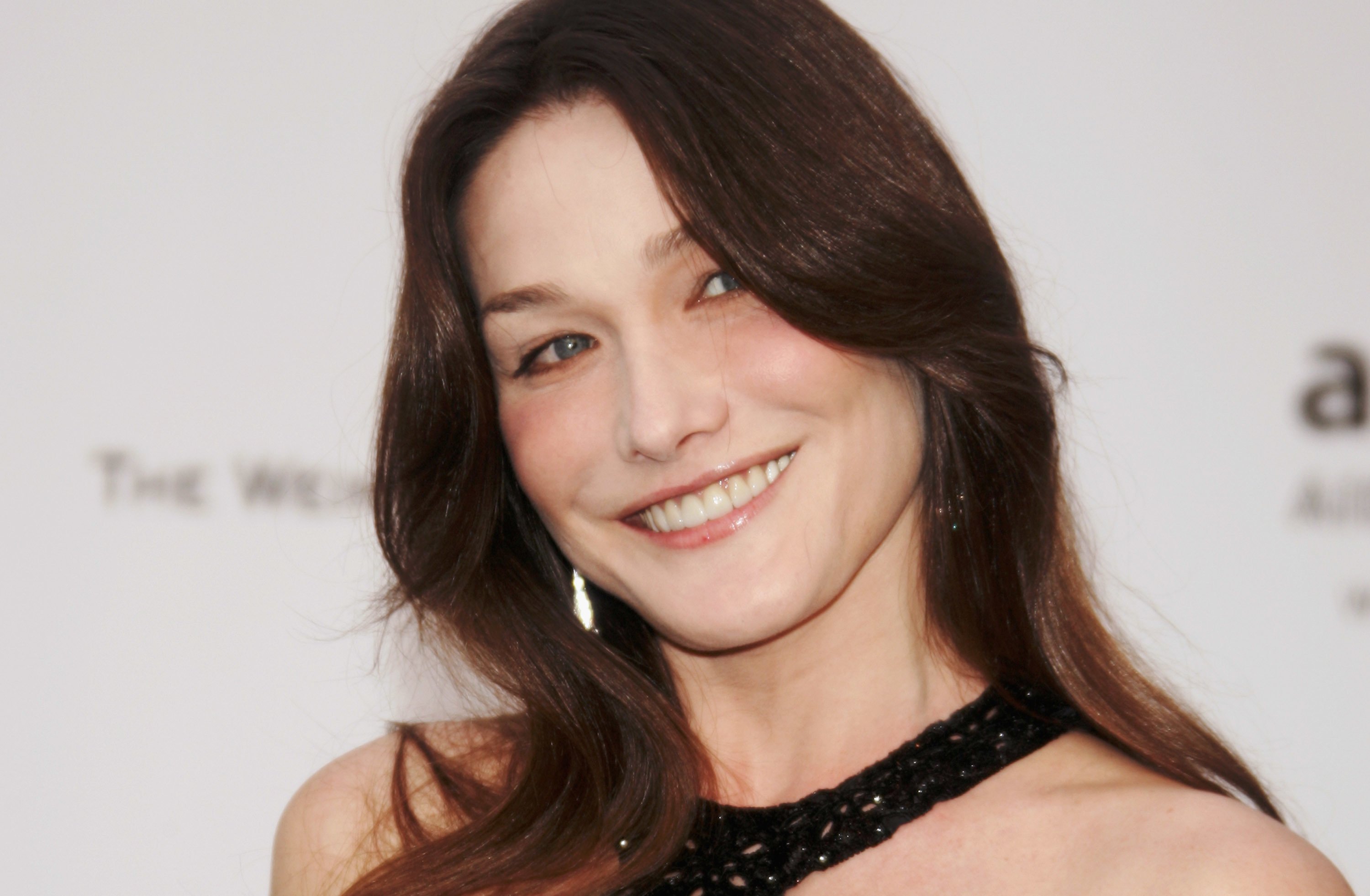 Carla Bruni arrive au Cinéma contre le sida 2007 au profit de l'amfAR au Moulin de Mougins à Cannes, France. | Photo : Getty Images