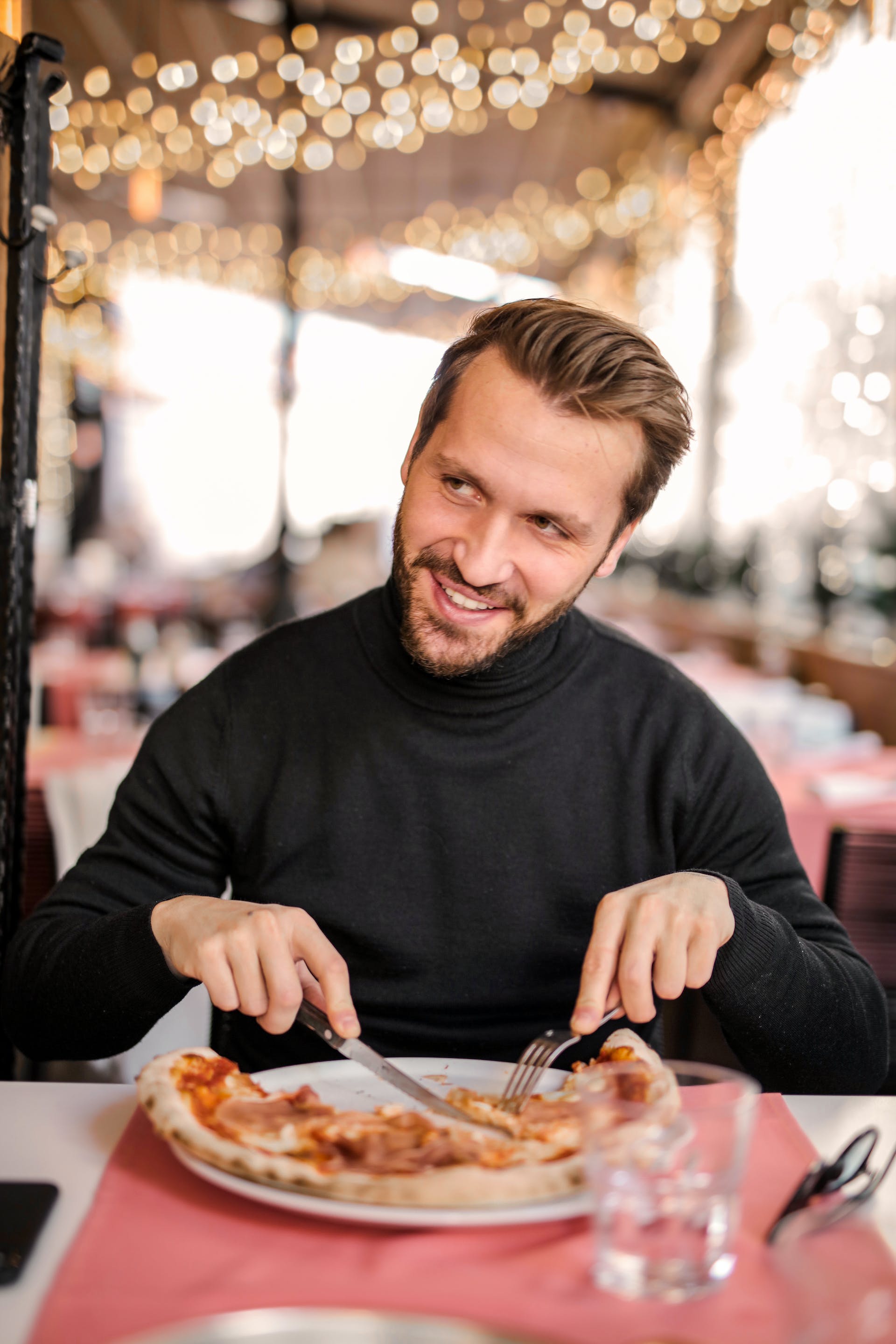 A man eating pizza | Source: Pexels