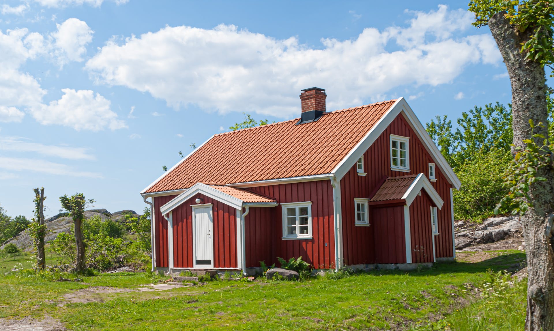 A red barn house | Source: Pexels
